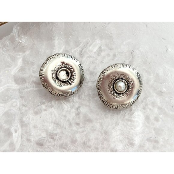 Silver Tone Textured Clip On Vintage Retro Stud Classic Earrings - Picture 8 of 10